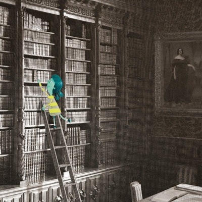 Biblioteca antiga com escada e personagem animada azul a investigar prateleira de livros.