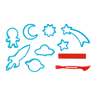 Cortadores de forma espacial azuis e utensílios vermelhos sobre fundo branco