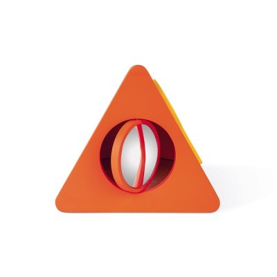 Objeto triangular laranja com esfera espelhada central rodeada por anel vermelho