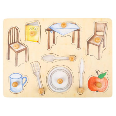 Tabuleiro de madeira com peças de encaixe representando objetos de casa e comida.