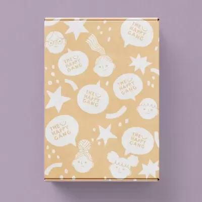 Caixa castanha com desenhos brancos de rostos e texto THE HAPPY GANG