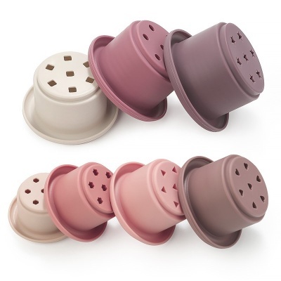 Set de 7 vasos de plástico coloridos com furos geométricos no fundo