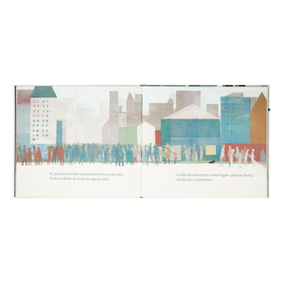 Página dupla de livro ilustrado com desenhos de edifícios e pessoas em fila na rua.