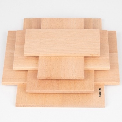 Conjunto de tabuleiros de madeira clara empilhados