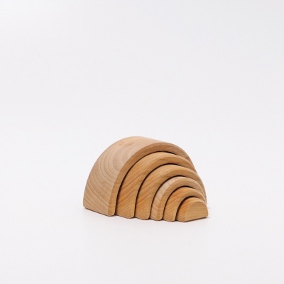 Conjunto de arcos de madeira empilhados em tons naturais sobre fundo branco