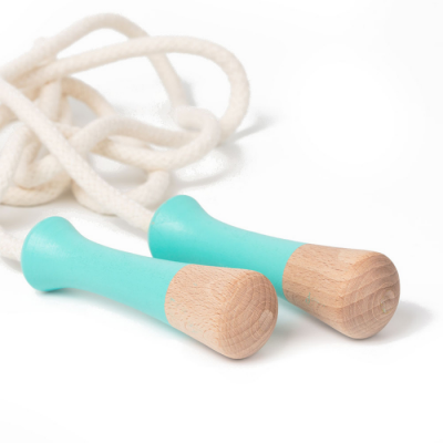 Corda de saltar com pegas de madeira azul turquesa e natural, corda branca