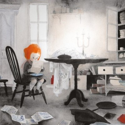 Boneca ruiva sentada numa cadeira preta em sala antiga com móveis e objetos espalhados