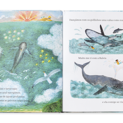 Páginas abertas de livro infantil com ilustrações de vida marinha e texto em português.