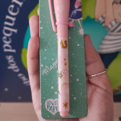 Caneta rosa claro Lovely Paper com desenhos dourados e o cartão de embalagem verde com estrelas