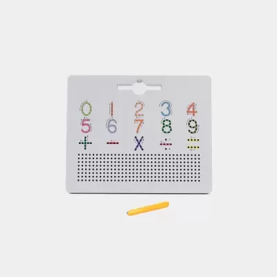 Tabuleiro branco com números coloridos e símbolos matemáticos para traçar e ferramenta amarela