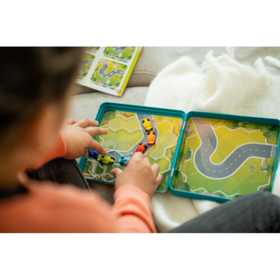 Jogo portátil infantil com estradas e comboios coloridos numa caixa azul