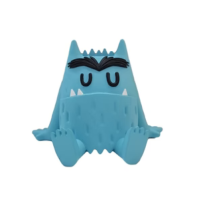 Figura decorativa azul de monstro sentada com olhos fechados