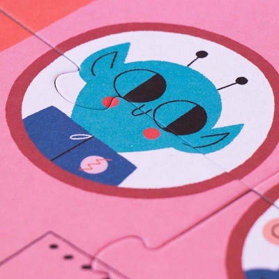 Peça de puzzle com desenho de alienígena azul de óculos em fundo rosa