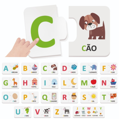 Cartas educativas de alfabeto e imagens para crianças, com uma mão tocando a letra C