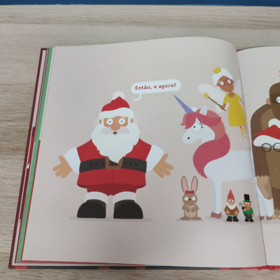 Ilustração de livro infantil com Pai Natal, unicórnio e outras personagens fantásticas num fundo bege claro