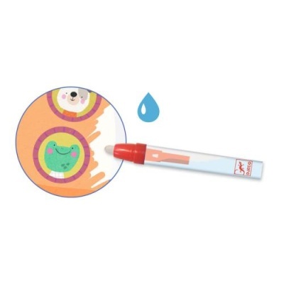 Marcador laranja STABILO a desenhar em tecido laranja com desenhos coloridos