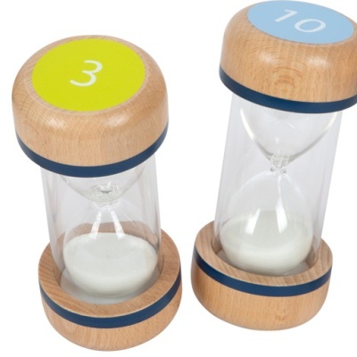 Conjunto de quatro ampulhetas de madeira com números coloridos