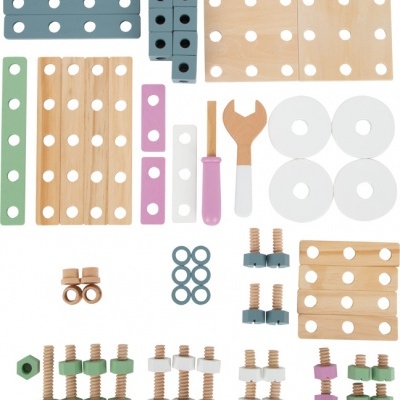 Peças de construção em madeira e plástico coloridas organizadas em cima de superfície branca