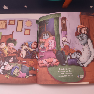 Ilustração colorida de personagens num quarto de livro infantil com texto em português