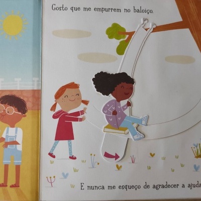 Ilustração colorida de crianças a brincar num livro infantil em português.