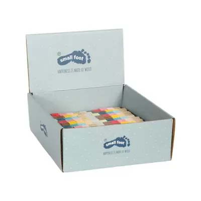 Caixa de cartão cinzento com chinelos de madeira coloridos organizados.