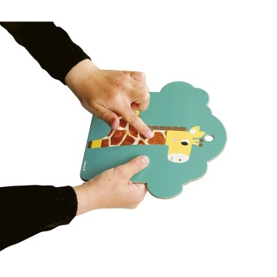 Livro infantil de espuma com desenho de girafa na capa, em forma de nuvem.