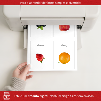 Folha de papel com cartões de frutas coloridas a sair de uma impressora branca, mão a segurá-la.