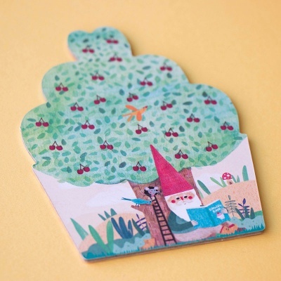 Porta-copos decorativo em forma de árvore com ilustração de gnomo e cerejas