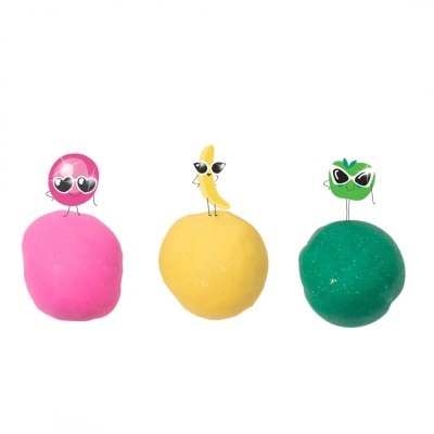 Três esferas de massinha coloridas com figuras de frutas com óculos de sol