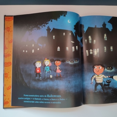 Páginas ilustradas de livro infantil com crianças, casas, abóboras e texto em português.