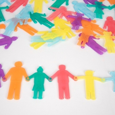 Figuras de plástico coloridas em forma de pessoas sobre fundo branco