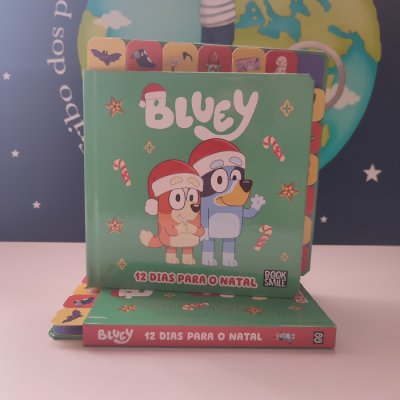Livro infantil Bluey 12 Dias para o Natal com personagens e temas natalícios