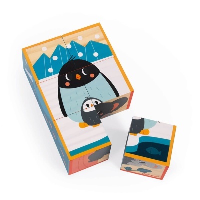 Blocos de madeira coloridos com ilustração de pinguins e elementos marinhos