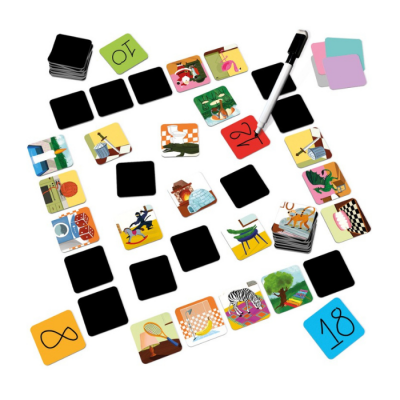 Cartas coloridas de jogo com desenhos e números, caneta preta sobre fundo branco