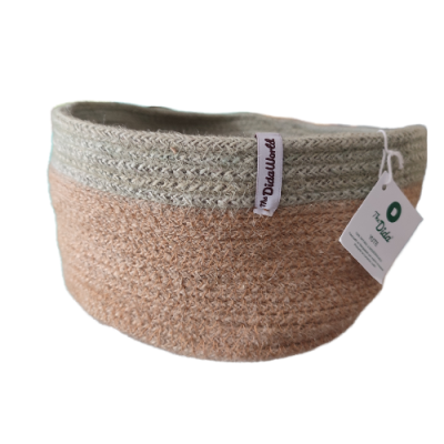 Cesto redondo tecido com base castanha e topo cinzento claro com etiquetas