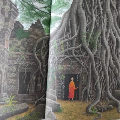 Ilustração de antigo templo de pedra com grandes raízes de árvore e monges em túnicas laranja