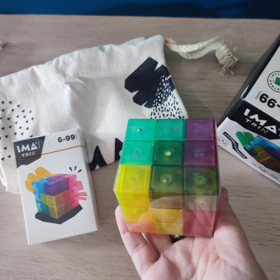 Cubos de construção coloridos empilhados e caixa com texto e imagem