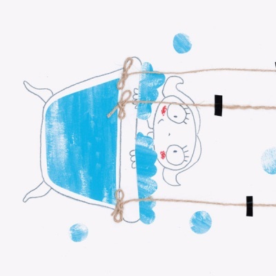 Desenho estilizado de cão azul e branco suspenso por cordas com laços