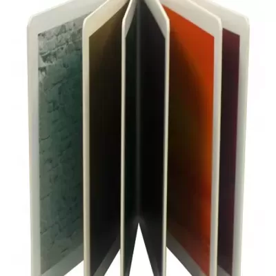 Livro aberto com páginas coloridas