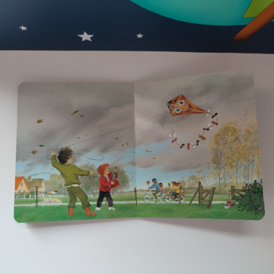 Ilustração de crianças a empinar um papagaio numa paisagem rural