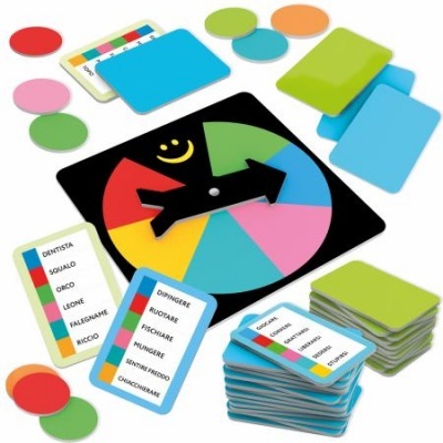 Jogos de tabuleiro com base preta colorida, cartas com texto e discos coloridos.