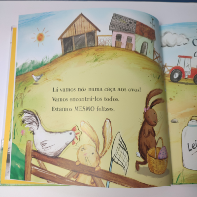 Página de livro infantil com ilustração de coelhos, galinha, casas e texto em português sobre caça aos ovos