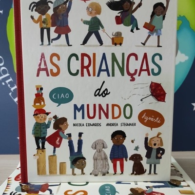 Capa de livro infantil colorida com crianças e texto AS CRIANÇAS do MUNDO