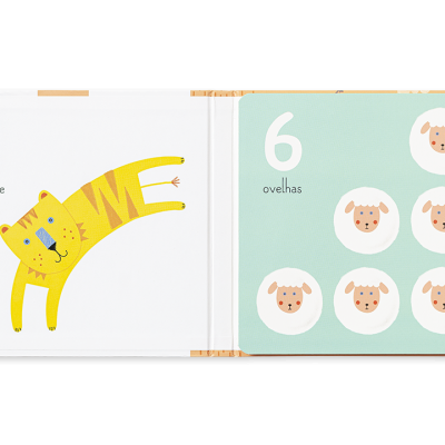 Livro infantil aberto com ilustracoes de tigre e ovelhas e numeros em portugues