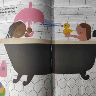 Ilustração de duas raparigas numa banheira preta, uma com guarda-chuva rosa, outra com patinho de borracha amarelo, azulejos hexagonais cinzentos
