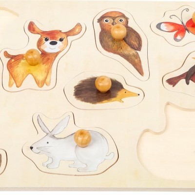 Quebra-cabeças de madeira com peças de animais e botões de madeira.