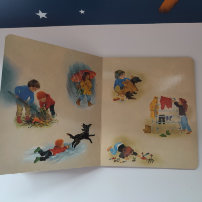 Livro infantil aberto com ilustrações coloridas de crianças a brincar e realizar várias atividades.