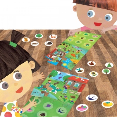 Crianças a jogar jogo de tabuleiro com peças redondas ilustradas