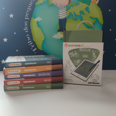 Livros infantis e tablet de desenho KIDYWOLF sobre mesa branca com fundo azul de planeta Terra.