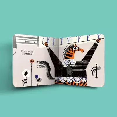 Livro infantil aberto com ilustração de zebra com camisola e texto em português